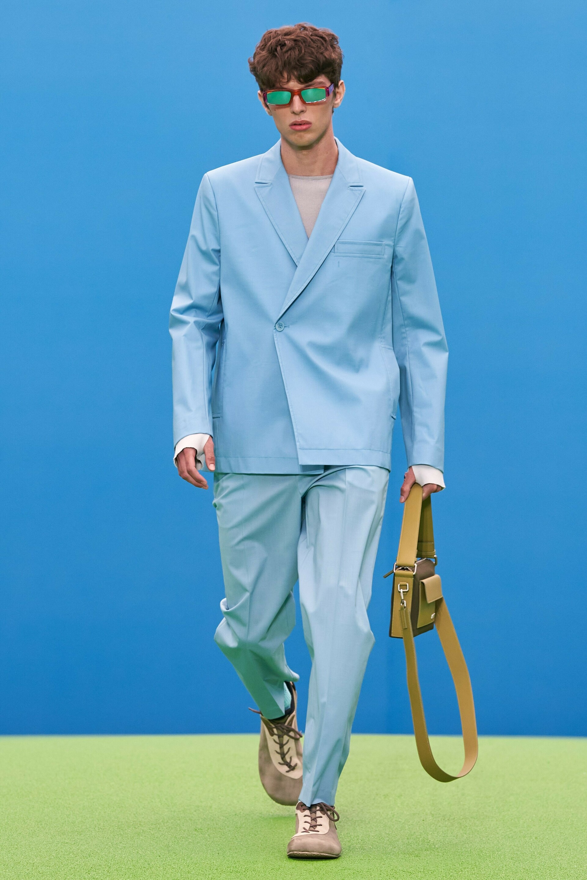 Jacquemus Showcases Revolutionary Seasonless Separates - Voir Fashion