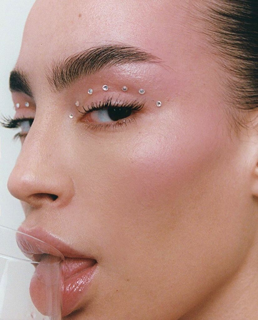 The Y2K Beauty Trends That Will Be Following Us Into 2022 - Voir Fashion