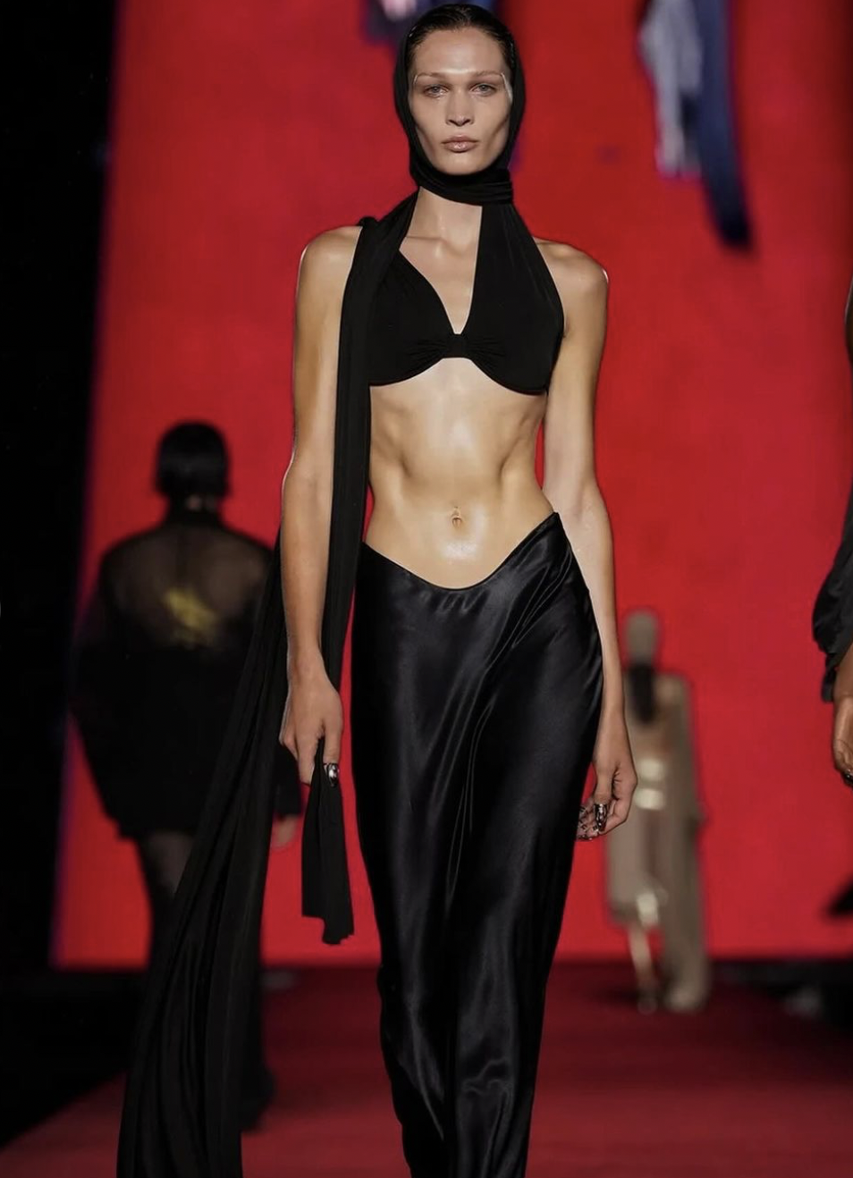 Style Steal: Bella Hadid's Catwalk Beyond The Catwalk - Voir Fashion